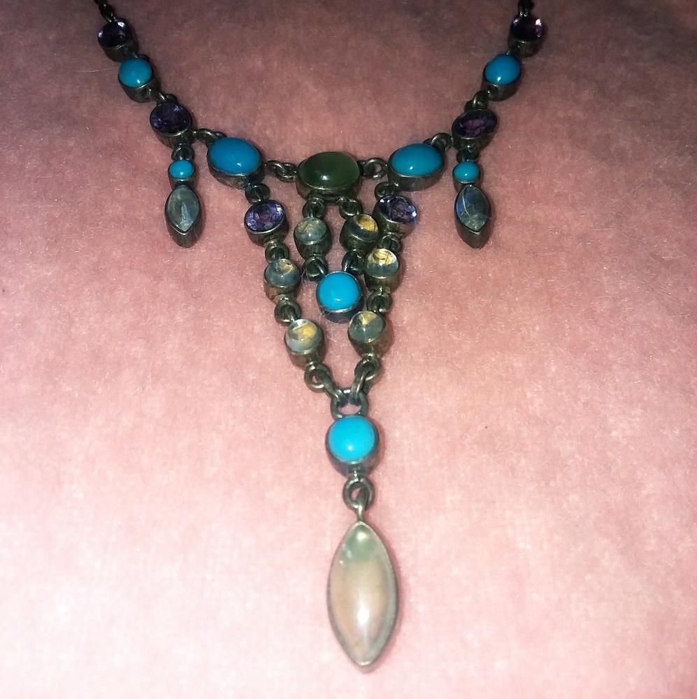 PRETTY Necklace - Picture 2 of 2